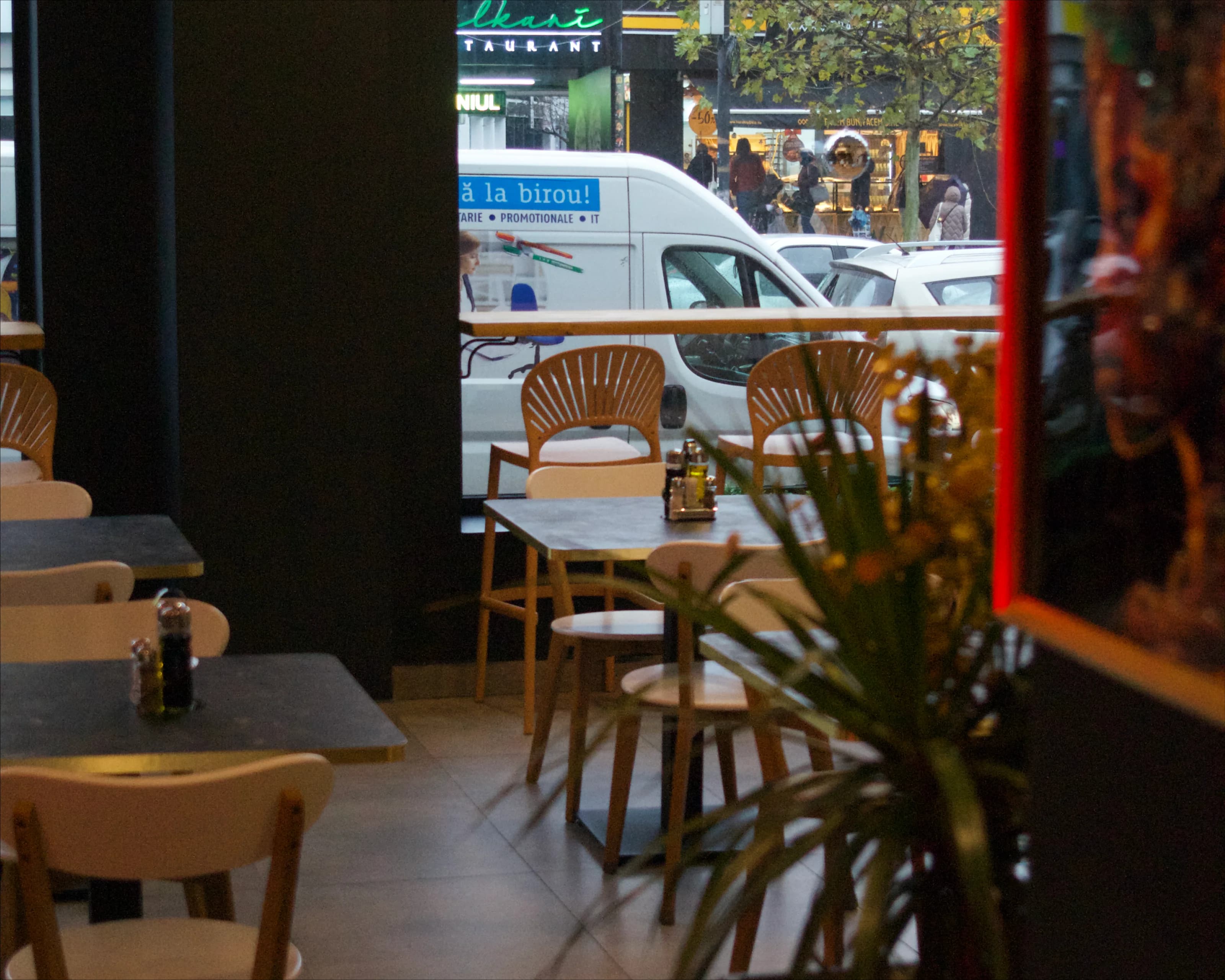 Masă pregătită pentru un eveniment la Capitale